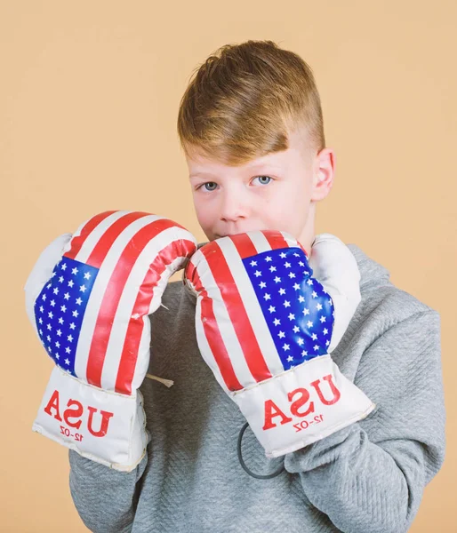 Commencez votre carrière de boxeur. Un garçon sportif porte des gants de boxe avec un drapeau américain. Concept de boxeur américain. Athlète sportif enfant pratiquant la boxe. Du sport de boxe. Vers la victoire. Confiant dans sa force — Photo