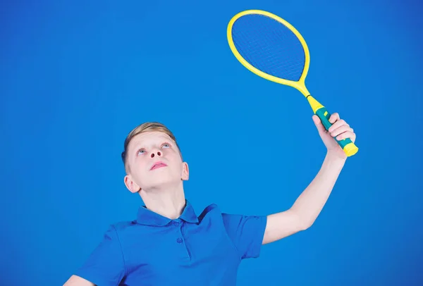 Equipo deportivo. Feliz niño jugar al tenis. Equipo de juego deportivo. Pequeño niño. La dieta fitness aporta salud y energía. Gimnasio de entrenamiento de adolescente con equipo deportivo. Jugador de tenis con raqueta. equipo —  Fotos de Stock