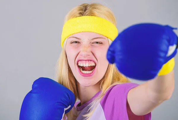 Concepto de boxeo deportivo. Ejercicios de boxeo cardiovascular para perder peso. Mujer haciendo ejercicio con guantes de boxeo. Chica aprende a defenderse. Feminidad y equilibrio de fuerzas. Mujer guantes de boxeo disfrutar del entrenamiento — Foto de Stock