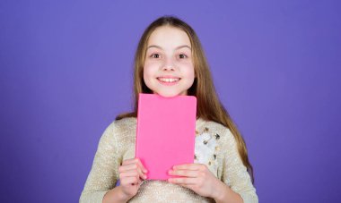 Ne yapmak istediğinizi çalışmak ve staj yapmak. Sevimli küçük kız pembe kapaklı çalışma kitabı tutuyor. Çalışma kayıtları olan sevimli küçük çocuk. Çalışma becerilerini geliştirmek, alanı kopyalamak