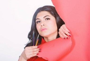 Uzantıları günlük göz makyajı hemen hemen gereksiz hale. Güzellik dükkanı konsepti. Profesyonel kirpik uzatma cılız. Kozmetik cızırtı. Kız makyaj yüz kirpik uzatma için cızırtı tutun