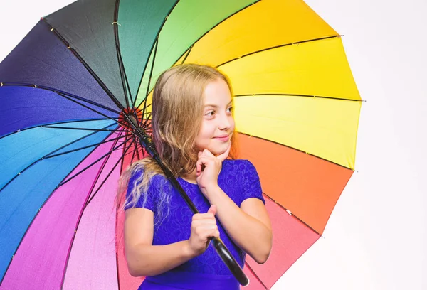 Bonne enfance. À l'école. Mode d'automne. Mon enfant. Pensant petite fille avec parapluie. Je me sens protégé en ce jour d'automne. Petite fille avec parapluie par temps pluvieux. Humeur nostalgique — Photo