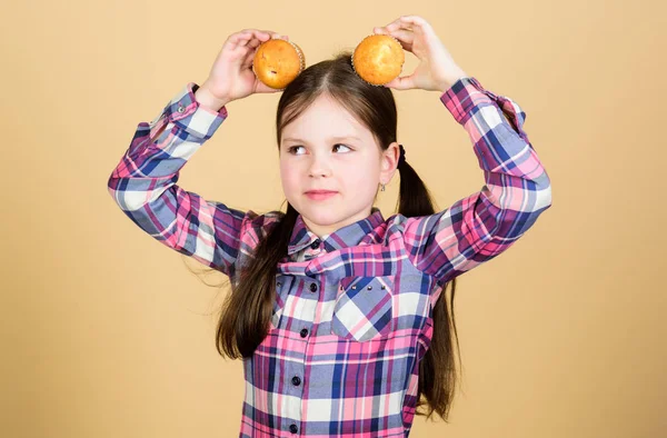 Lány aranyos gyermek evés teasütemények vagy Cupcake. Édes desszert. Kulináris recept. Ízletes snack. Kid szerelmes teasütemények. Megszállottan házi készítésű ételeket. Diéta az egészséges táplálkozás és a kalória. Fincsi teasütemények — Stock Fotó