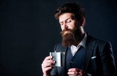 Yanında alkol al. Her zaman benimle. Alkol için düz metal şişe. Adam metal şişetutuyor. Cheers kavramı. Adam sakallı hipster alkol için metal şişesi tutun zarif takım elbise giymek. Alkollü içki