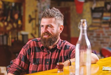 Cuma akşamı. Hippi bar, rahatlatıcı. Rahatlatıcı bar içki içip dinlenmek için bir yer. Sakallı adam güçlü alkol boş zaman harcamak. Eğlenmek için iç. Acımasız hipster sakallı adam oturup bar counter