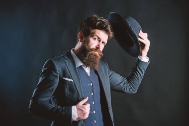 Gemiye hoş geldiniz. Takım elbiseli bir iş adamı. Gizli utangaç. Erkek resmi moda. Dedektif şapkalı. Olgun hippi sakallı. Sakallı adam beyefendi. acımasız beyaz hipster bıyıklı