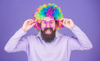 Palyaço ve sirk. Parti eğlenceli. Deli olmanın tadını çıkarın. Kendinizi ifade çekinmeyin. Eğleniyor. Tatil eğlenceli ve karnaval kavramı. Sakallı adam Menekşe arka plan üzerinde renkli peruğu ve komik gözlük giymek