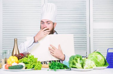 Yemek tarifleri kopya alanı yaptırın. Adam chef şapka ve önlük kitabını okudum. Mutfak yemek tarifleri kavramı kitap. Pişirme beceri geliştirmek. Yemek pişirmek için yararlı bir kitap. Ultimate Pişirme Kılavuzu adım adım. Mutfak kariyerine başlamak