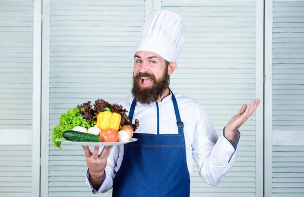 Meisterkoch verwendet nur umweltfreundliches Produkt. Öko-und Bio-Konzept. Wählen Sie die besten Zutaten. Mann glücklich präsentiert hervorragendes Gemüse. frisches Erntegemüse. Bio-Lebensmittel. Kulinarisches Bio-Rezept — Stockfoto