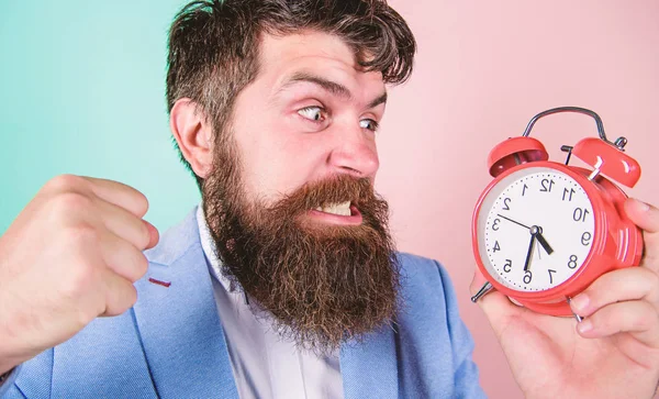 Está na hora do trabalho. Homem barbudo homem de negócios agressivo segurar relógio. Conceito de stress. Hipster horário de trabalho estressante. O empresário tem falta de tempo. Habilidades de gestão de tempo. Quanto tempo falta para o prazo — Fotografia de Stock