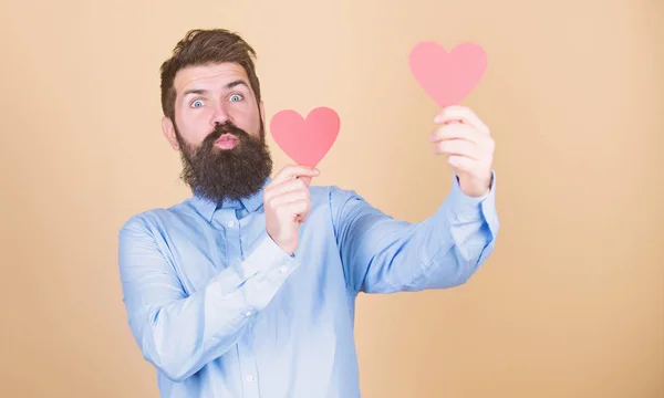 Compartiendo su amor. Hipster con corazones pequeños. Celebración romántica del amor. Hombre barbudo sosteniendo corazones rojos. Sexy hombre de San Valentín con tarjetas en forma de corazón. Feliz día de San Valentín —  Fotos de Stock