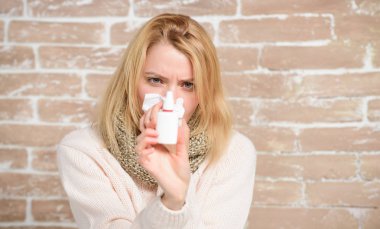 Burnum tıkandı. Astım veya alerjik rinit muzdarip. Burun akıntısı burun damlaları tutan burun akıntısı olan güzel bir kız. Hasta kadın burnuna damla enjekte ediyor. Sevimli kadın hemşirelik burun soğuk veya alerji