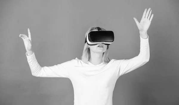 Fiatal nő segítségével egy virtuális-valóság sisak. Nő élvezi számítógépes szórakoztató élményt a vr. Nő a virtuális-valóság sisak. Jövő. — Stock Fotó