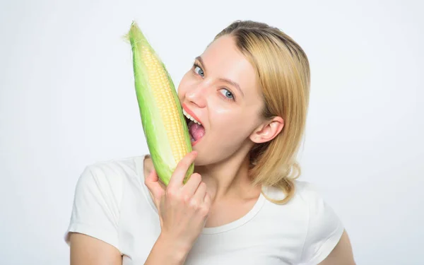 Здорові зуби. голод. вирощування сільського господарства. Щаслива жінка їсть кукурудзу. урожай овочів. Фермерство, фермерська дівчина з кукурудзою. урожай кукурудзи. вітамінна дієта їжа. у неї здорові зуби. ідея здорових зубів — стокове фото