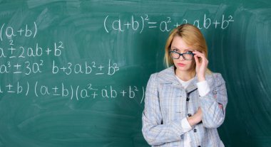 Okul. Geleceğine güveniyorum. Evde eğitim. ciddi bir kadın. okul dersi öğretmen. Eğitim ve öğretim. Modern okul. Bilgi günü. Okula geri dön. Öğretmenler günü. sınıfta kadın