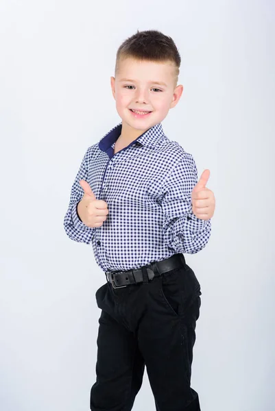 Ottimo lavoro. infanzia. Proprietario. bambino fiducioso con avvio di attività. La vita moderna. Piccolo capo. Amministratore delegato. piccolo ragazzo con look business. Uomo d'affari. Vita in ufficio. Multimilionario — Foto Stock