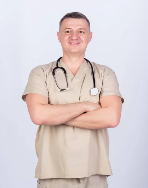 Hombre médico con uniforme médico estetoscopio. Medicina y salud. Médico profesional. Médico experimentado ropa beige sobre fondo blanco. Clínica privada. Comprueba la salud. Carrera de médico — Foto de Stock