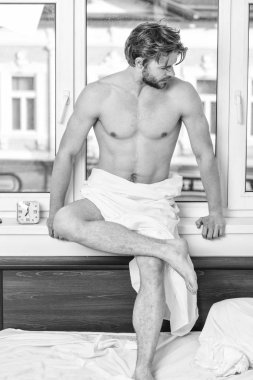 Maço seksi kas gövde adam pencere yatak rahatlatıcı. Sağlık ve refah kavramı. İyi bir duygu. Keyifli sabah gevşeme. Maço rahatlatıcı sabah yatak odasında. Sabah tadını harika gün başlar