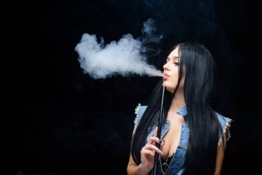 Kötü alışkanlık. Kadın buharı. Dumanı siyah arka planda verin. Sağlıksız bağımlılık. Tabacco ilacı. Puro içen seksi kadın. Nargile barı. Elektronik sigara. kopyalama alanı. Sadece sigaraya hayır de.