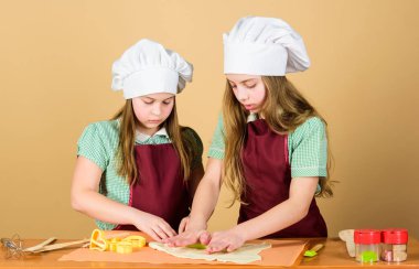 Sevimli fırın bayanlar. Sevimli küçük kızlar pastanede hamur yoğurunuyorlar. Küçük çocuklar fırın hamuru hazırlıyorlar. Pişirme fırın gıda