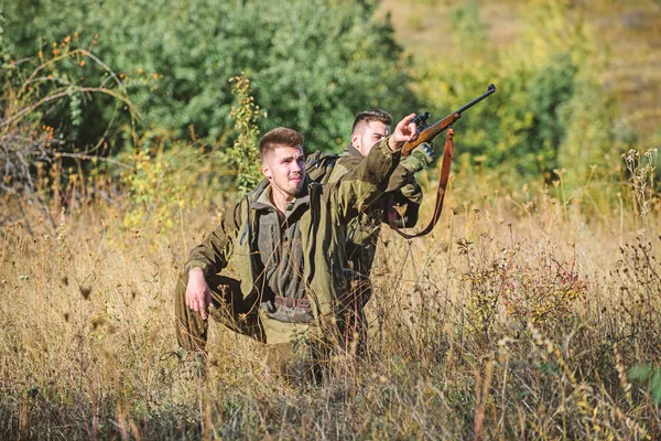 Hunter vriend genieten van vrije tijd in het veld. Jagers gamekeepers zoekt dier of vogel. Jacht met vrienden hobby vrije tijd. Hobby voor echte mannen concept. Jagers met geweren in natuur omgeving — Stockfoto