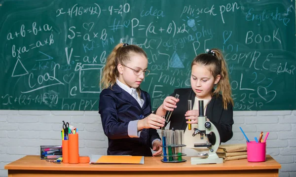 Bilim deneyleri. Kimya araştırması. Okul laboratuarındaki küçük kızlar. Bilim gelecektir. Küçük kızlar bilim adamı mikroskopla çalışır. Biyoloji bilimi. Mutlu küçük kızlar. Eğitime yoğunlaşmış — Stok fotoğraf