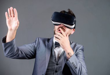 sanal gerçeklik gözlüğü. Modern iş. gelecekteki teknoloji. adam kablosuz Vr gözlük giymek. Dijital gelecek ve yenilik. Vr kulaklık lı işadamı. Görsel gerçeklik. Yenilikçi teknolojiden esinlenerek