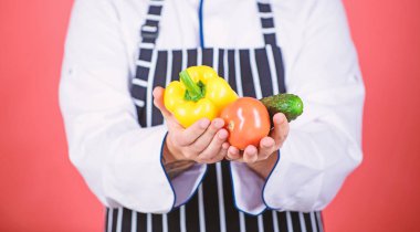 Gıda seçenekleri. Vejetaryen. Olgun şef sakallı. Sağlıklı yemekler pişirmek. Şef şapkalı adam. Gizli tadı tarifi. Diyet ve organik gıda, vitamin. Sakallı adam yemek mutfak, mutfak