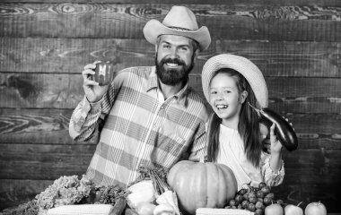 Adam çocukla rustik çiftçi sakallı. Kırsal aile yaşam tarzı. Aile Baba çiftçi bahçıvan kızı yakınındaki hasat sebzeler ile. Çiftlik piyasa sonbaharda hasat ile. Aile çiftliği festival kavramı