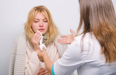 Bu onu nefes almak için yardımcı olacaktır. Doktor ziyaret sağlıksız kadın evde. Tıbbi Doktor muayene hasta. Tanı için hasta kadın yapma primary care doktor. Hasta bakımı ve sağlık