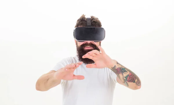 Mann mit Virtual-Reality-Brille. Bärtiger Mann mit Virtual-Reality-Brille im Studio. Virtuelle Realität erleben. — Stockfoto