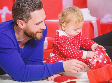 Ebeveynlik gol. Sonsuz aşk. Ebeveynlik challenge ve başarı olarak. Şirin bebek toddler kızı ile baba oyun. İlk Doğum günü kutlamak. Mutlu ebeveynlik. Sevgili hediyesi. Mutluluk yaymak