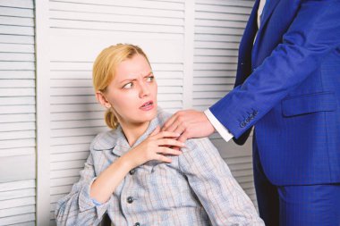 İşadamı cinsel taciz kadın meslektaşım. Kişi elini omzuna koyarak. Dokunmatik diz.