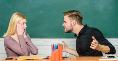 Grup arkadaşları arasındaki iletişim. Dostluk ve ilişkiler. Uzlaşmacı çözüm. Üniversite ilişkileri. Sınıf arkadaşlarıyla ilişkiler. Öğrenciler sınıf tebeşir tahtası arka plan iletişim. Eğitim kavramı