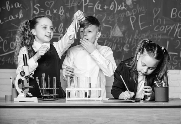 Barnens dag. Kemi. Tillbaka till skolan. Små barn lärande kemi i skolan lab. Små barn på skolan lektion. studenter som gjort biologi experiment med Mikroskop. Stressad och trött läkare — Stockfoto