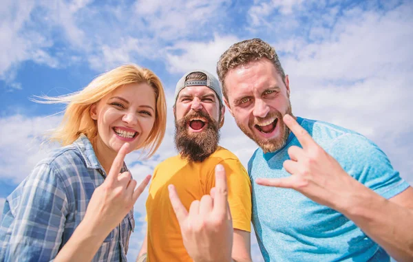 Dovolená a koníček. Navštivte slavný festival během dovolené. Pevná skála navždy. Festival rockové hudby. Fanoušci heavy metalu. Přátelé si užívají letní open air festival. Muži a dívka si užívají hudební festival — Stock fotografie