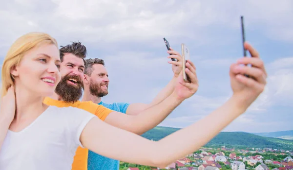 Amigos divirtiéndose en el techo, tomar selfie. 3 personas felices en el teléfono — Foto de Stock