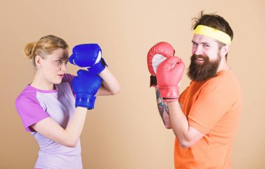Erkek ve kadın boks eldivenleri. Boks spor kavram. İki kız ve boks pratik hippi. Herkes için spor. Amatör Boks kulübü. Eşit olanaklar. Güç ve güç. Savaşmaya hazır