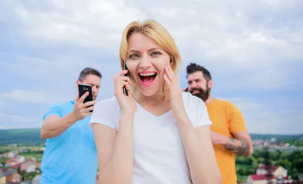 Amigos y smartphone. Retrato de gente ocupada hablando en la m — Foto de Stock