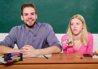 Carefree öğrenciler. Üniversitede zaman geçiriyor. Adam ve kız sınıfta oturuyor. Üniversitede veya üniversitede okuyor. Üniversite okuyan arkadaşlar öğrenciler. Kolej eğlencesi. Modern eğitim. Üniversitede eğlenmek