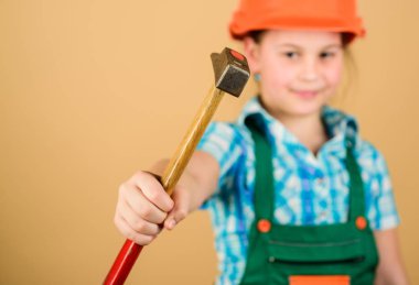 atölyede tamir küçük kız elinde çekiç. Foreman müfettişi. Çekiçle miğferli küçük bir kız. Şapkalı çocuk işçi. İşçi bayramı. 1 mayıs. tamir atölyesi. her şeyi sabitleme
