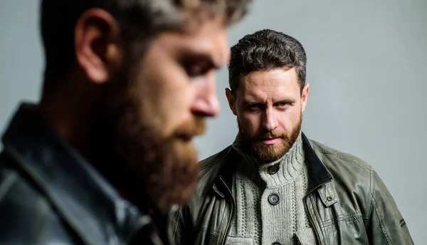 Homens bonitos com barba e bigode cabelo facial. Barbeiro e barba. Homens masculinos com barba bem tratada. Masculinidade e aparência brutal. Dicas de cuidados com o cabelo masculino. Conceito de barbearia — Fotografia de Stock