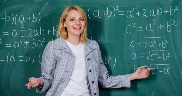 Feliz graduado. professor na aula na lousa. Estudo e educação. Escola moderna. Dia do conhecimento. mulher na sala de aula. Na escola. Escola em casa. Mulher feliz. De volta à escola. Dia dos professores — Fotografia de Stock