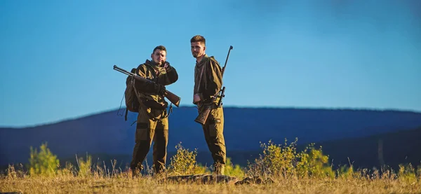 Tipos a caçar ambiente natural. Temporada de caça. Atividade hobby masculino. Homens caçadores de barba com fundo natureza rifle. A experiência e a prática proporcionam a caça ao sucesso. Como transformar a caça em passatempo — Fotografia de Stock