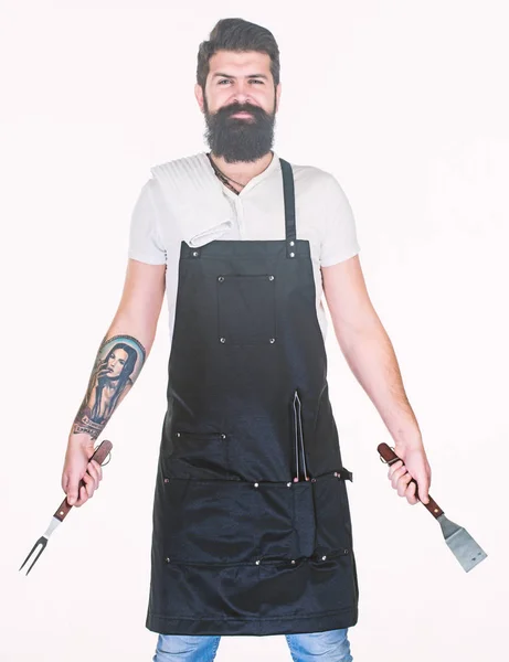 Profesyonel Barbekü. Barbekü çatalı ve spatula elinde olan sakallı adam. Cook Portatif Barbekü yemek araçları kullanarak ızgara. Paslanmaz çelik Barbekü yiyecek hazırlama araçları tutarak hipster — Stok fotoğraf