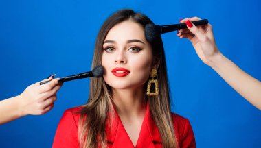 Muhteşem ve güzel. saç Güzellik ve Kuaför Salonu. Güzellik ve moda. Kadın moda portresi. mücevher küpe. Kırmızı ceketli kız. Profesyonel makyaj fırça aracı ile seksi kadın