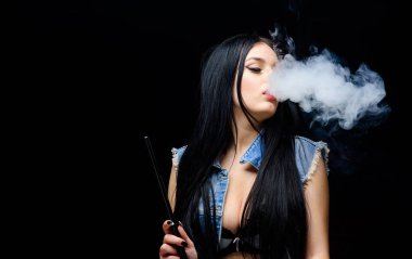 sağlıksız bağımlılık. Tabacco ilacı. siyah arka planda duman üfler. Kötü alışkanlık. Kadın buharı. seksi kadın sigara puro. nargile barı. Elektronik sigara. kopya alanı. özgür hissetmek