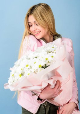 Mutlu yıllar hediyesi. Marguerite. çiçekçi dükkanında çiçekçi. anneler günü. İlkbahar ve yaz. Papatya çiçek buketi ile güzel bir kadın. kadınlar günü. Tatlı kız. Bahar stili. Bahar güzelliği