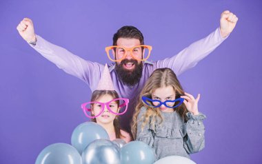 Zevk can atıyorum. İki çocuklu mutlu aile. Aile baba ve süslü gözlüklü kızı. Baba ve kız çocuklar eğleniyor. Mutlu aile kutlama. Aile günü kutlama