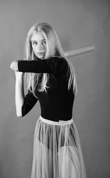 Nő élvezni baseball játék. Pályázati szőke lány tartsa baseball bat, vörös háttérben. Nő a baseball sport. Baseball női játékos koncepció. Gyengéd, de találóan. Kick-off. Összpontosított eredmény — Stock Fotó